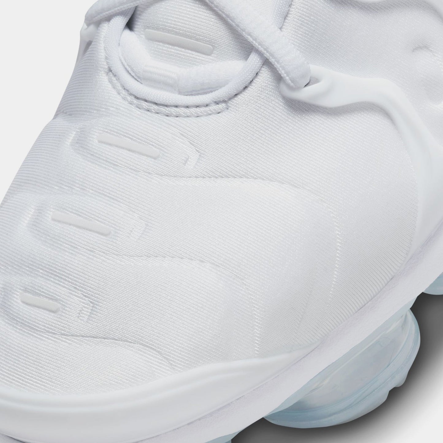 NIKE
AIR VAPORMAX PLUS WHITE